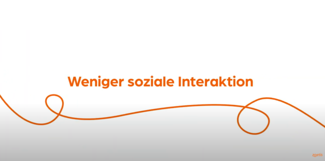 Text „ Weniger soziale Interaktion “ mit orangefarbener Spirale auf weißem Hintergrund.