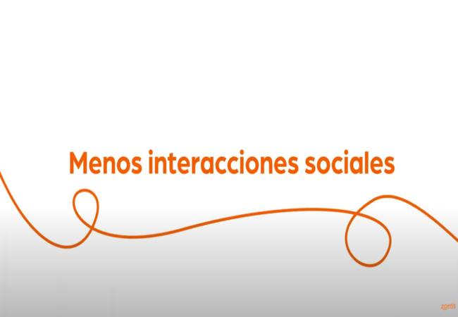 Texto "Menos interacciones sociales" con espiral naranja sobre fondo blanco.