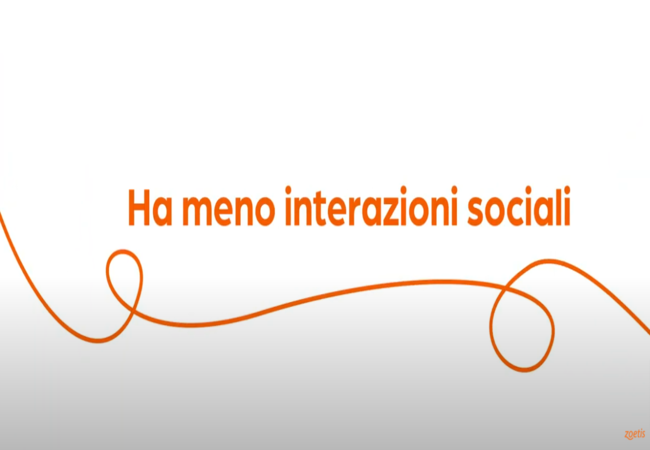 Testo "Ha meno interazioni sociali" con vortice arancione su sfondo bianco.