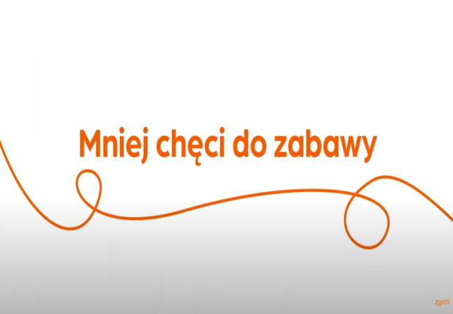 Tekst „Mniej chęci do zabawy” z pomarańczową spiralą na białym tle.